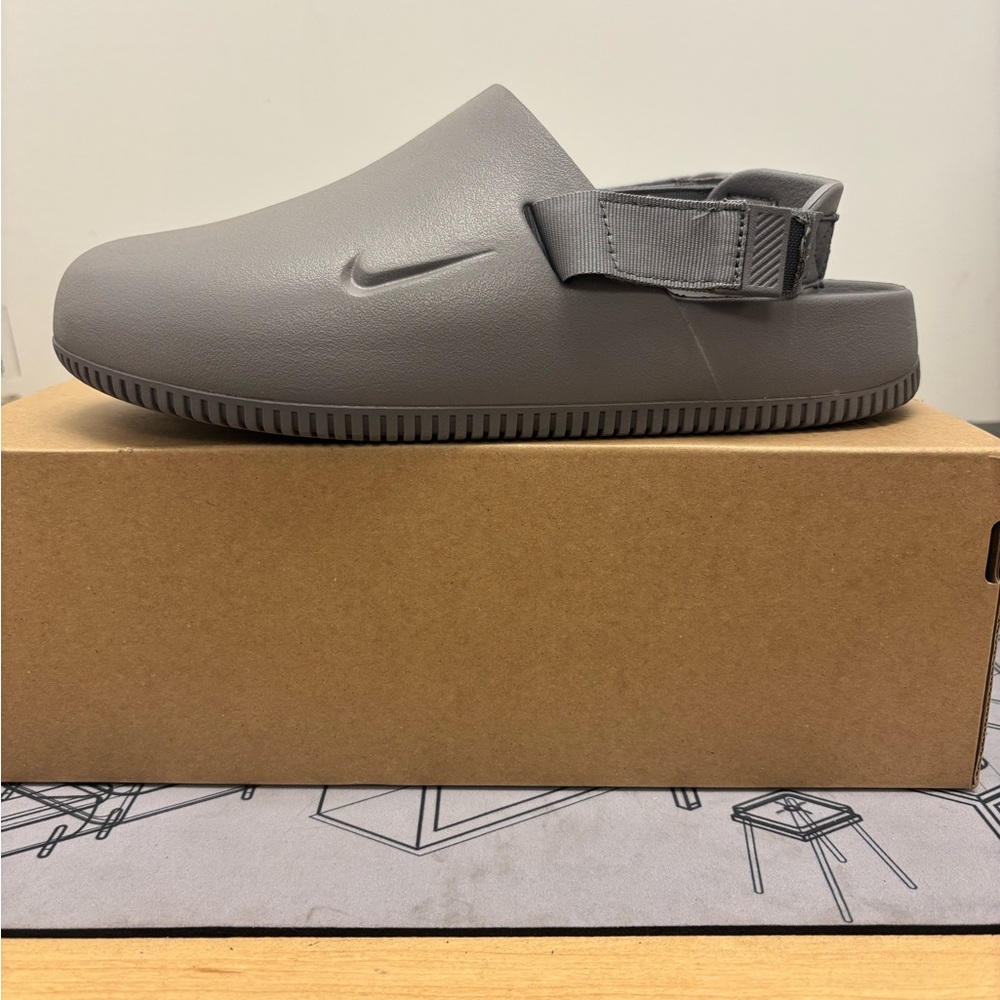 Nike calm mule
Used 2-3 times
Includes Og box